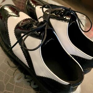 Black and white Patent learher Oxford shoe women’s size 7.5